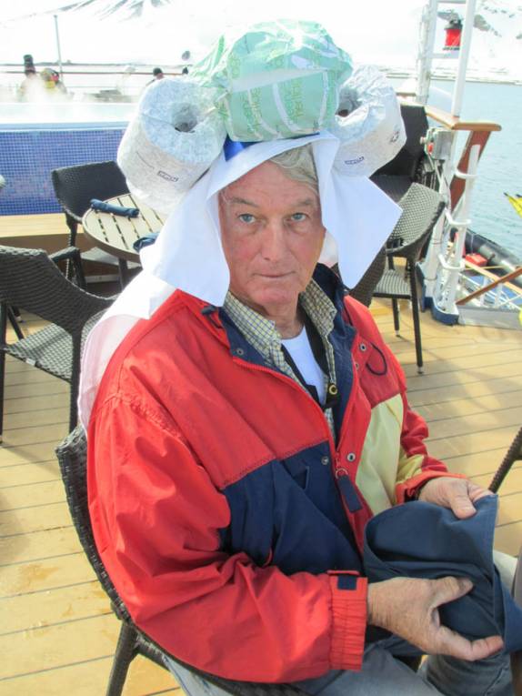 Almoço festivo de chapéus criativos no deck do Sea Spirit, na baía de Deception Island, na Antártida